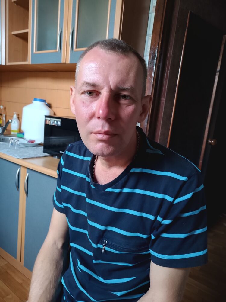  45964987  Viktor, 47 ,    