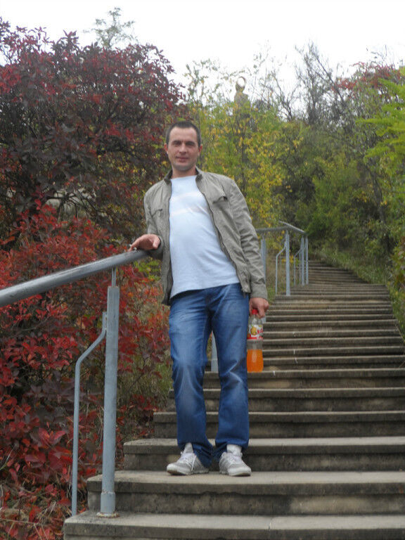  8739697  Slava, 44 ,    