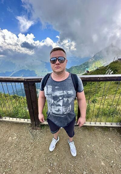  ,   Dan, 37 ,   ,   