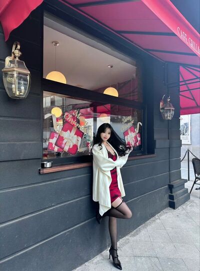  ,   Dee, 32 ,   ,   