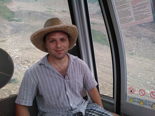  ,   Taron, 35 ,  
