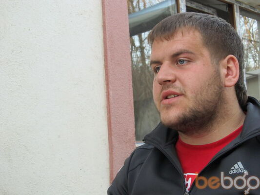  ,   Viktoras, 32 ,   