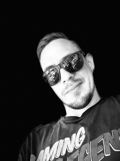  ,   Anton, 29 ,   