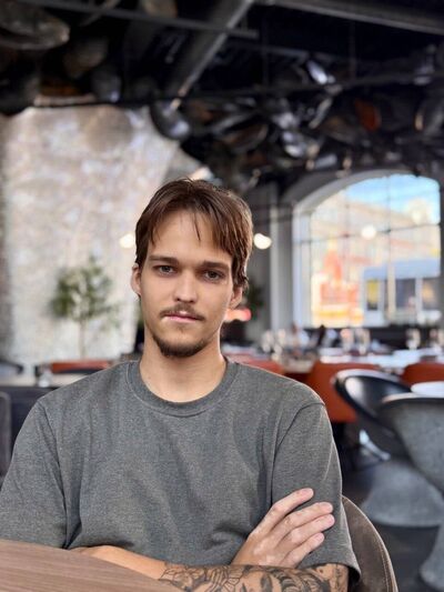  ,   Vladislav, 21 ,   ,   