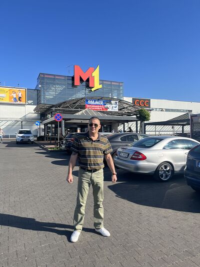  ,   Hovik, 54 ,   ,   
