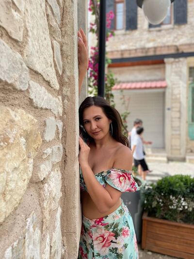  ,   Elena, 28 ,   