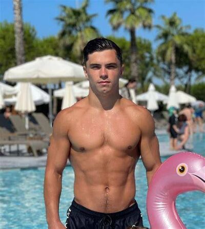  ,   Artur, 22 ,   ,   