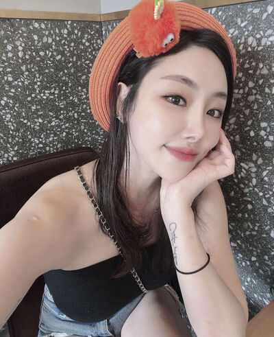  ,   Lia, 34 ,   ,   