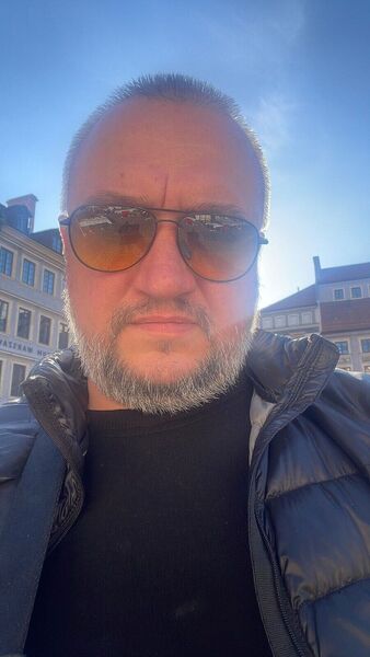  ,   Viktor, 43 ,   ,   