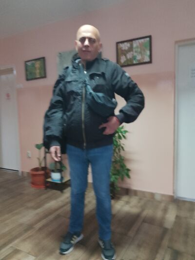  ,   Nikola, 42 ,   ,   