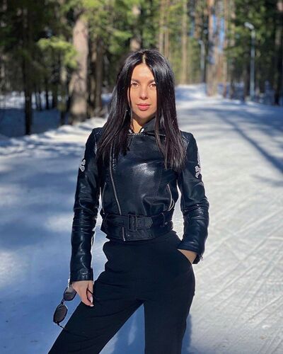  ,   Viktoria, 32 ,   ,   