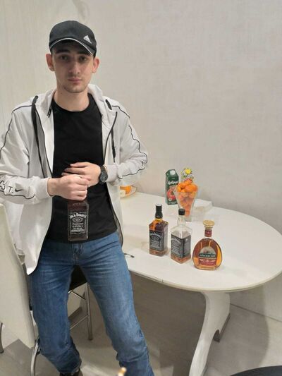  ,   Emil, 21 ,   