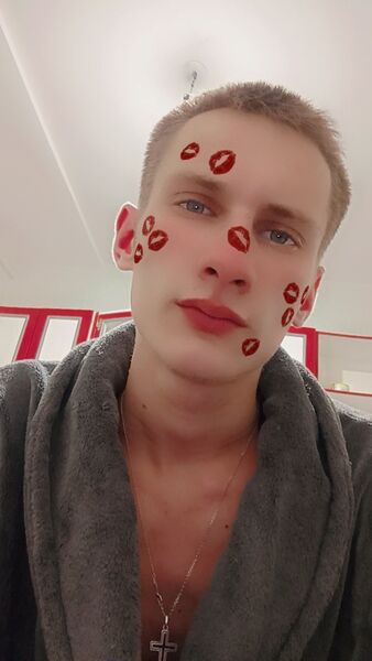  ,   Maxim, 22 ,   