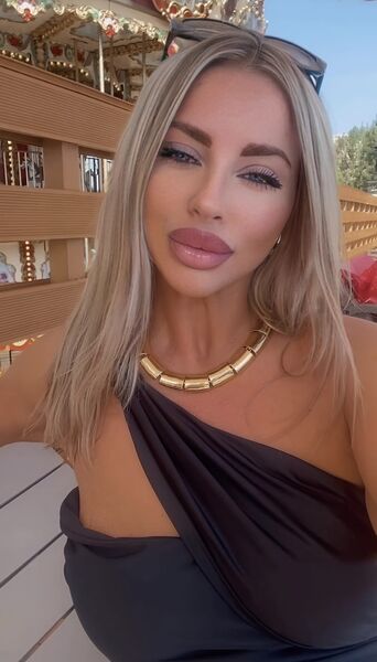  ,   Kari, 32 ,  