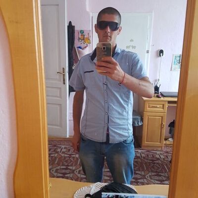  ,   Miro, 32 ,   ,   