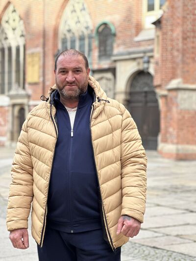  ,   Ruslan, 42 ,   ,   
