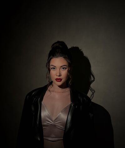  ,   Diana, 25 ,  