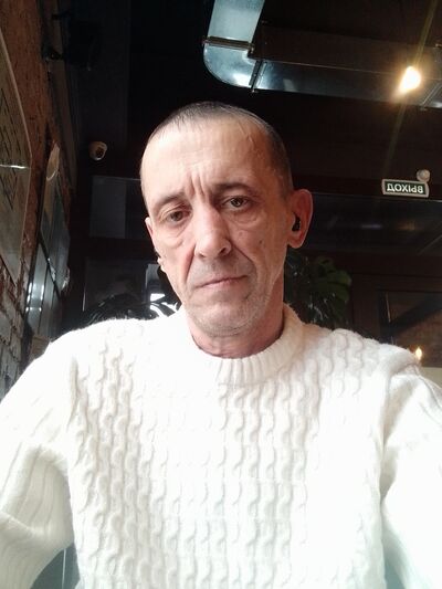  ,   Viktor, 54 ,   c 
