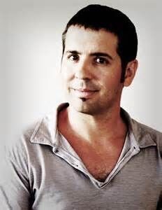  11977377  Artur, 46 ,    