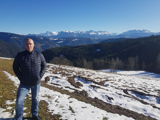  ,   Maksim, 42 ,   
