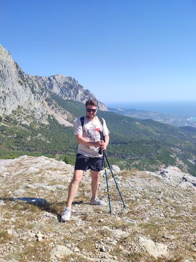 ,   Viktor, 34 ,     