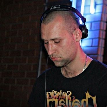  25028697  Vasili, 35 ,    