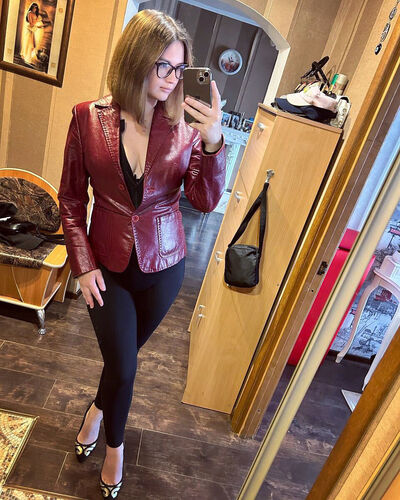  ,   Adelina, 32 ,   ,   