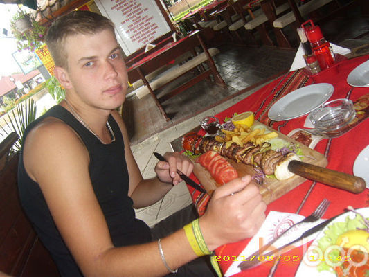  ,   Levon, 32 ,   
