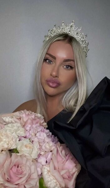  ,   Kari, 32 ,  